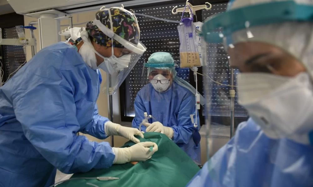 Δεν υπάρχουν διασωληνωμένοι εκτός ΜΕΘ, λένε πηγές του υπουργείου Υγείας